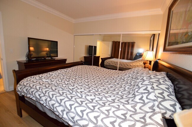 Building Photo - Fully Furnished, 1 Bd / 1 Ba Luxury Condo