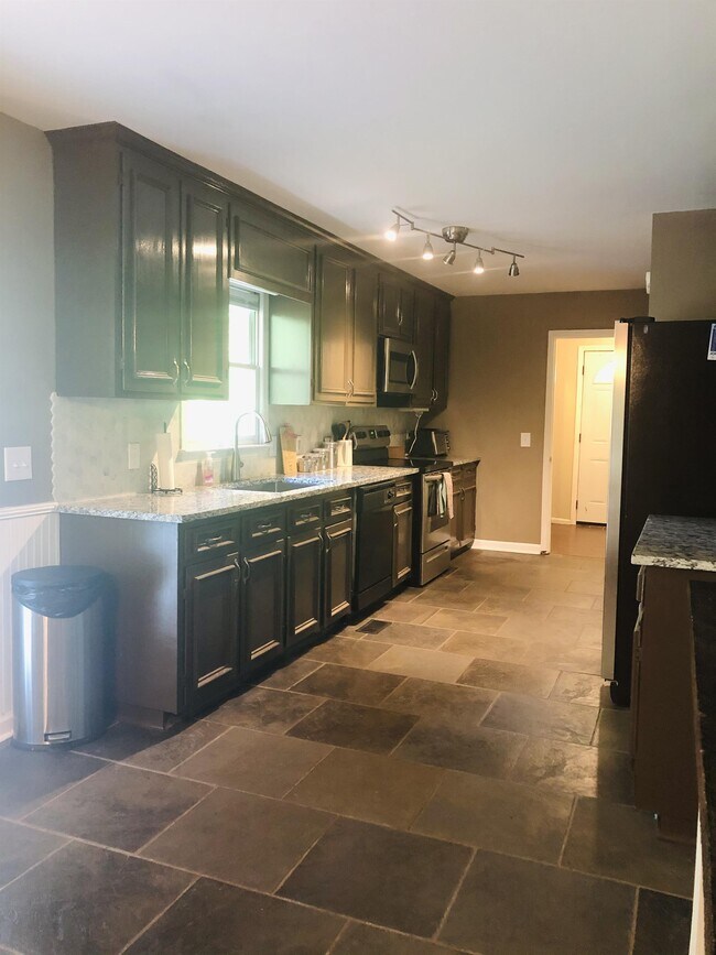 Building Photo - 1070 Acorn Ct