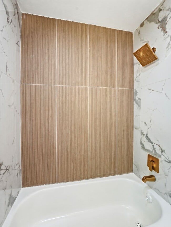 Building Photo - Fully Renovated Rental with Designer Kitchen, Modern Bath & Bonus Spaces – Stratford, NJ