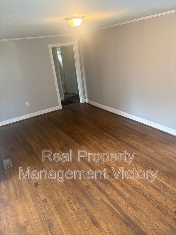 Building Photo - 205 Pinewood Ave