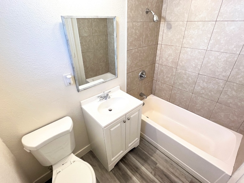 Building Photo - 1604 N H St