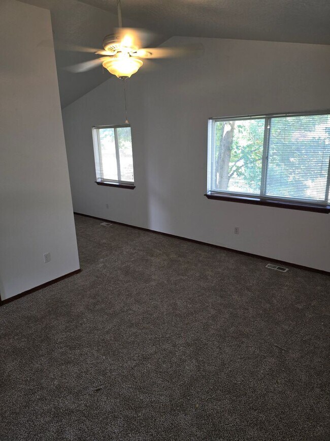 Building Photo - Spacious 4 bedroom 3.5 Bath Home for Rent ...