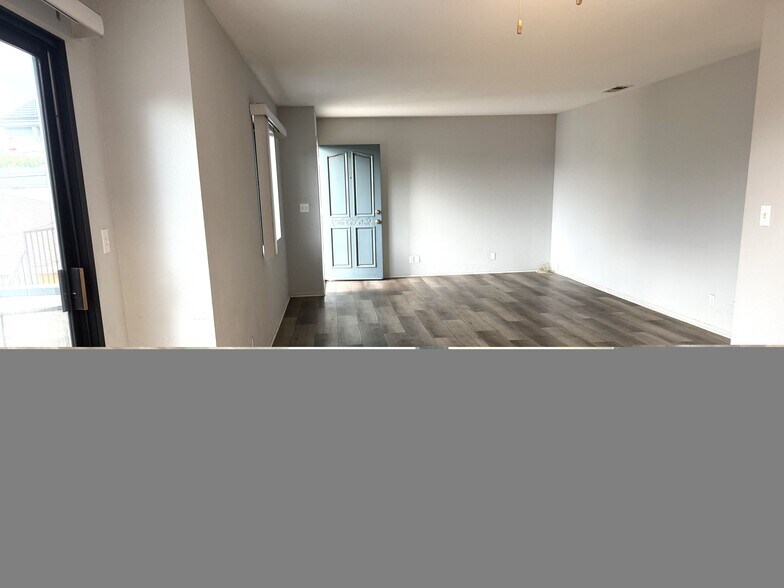 Building Photo - 10885 Walnut St