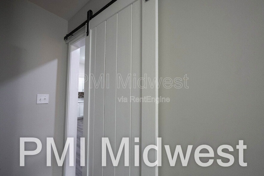 Building Photo - 925 N Sheffield Ave