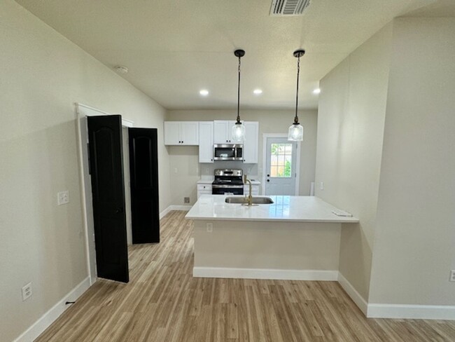 Building Photo - Ready For Move In - An Amazing 3/2 Modern ...