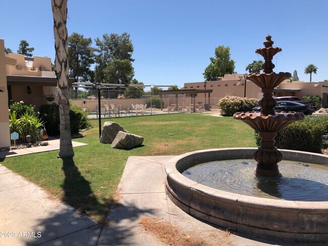 Building Photo - 6527 N 13th Dr