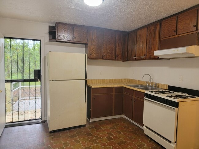 Building Photo - Affordable Living $1100 - Marta, AUC and C...