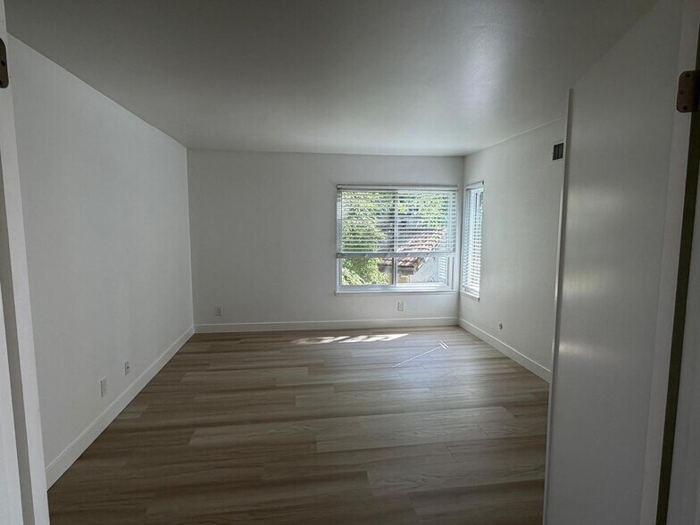 Building Photo - 15 Sparrowhawk Ln