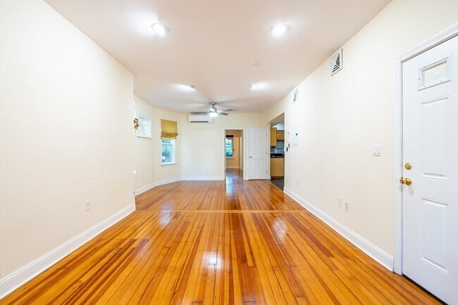 Building Photo - 11 Juliette St