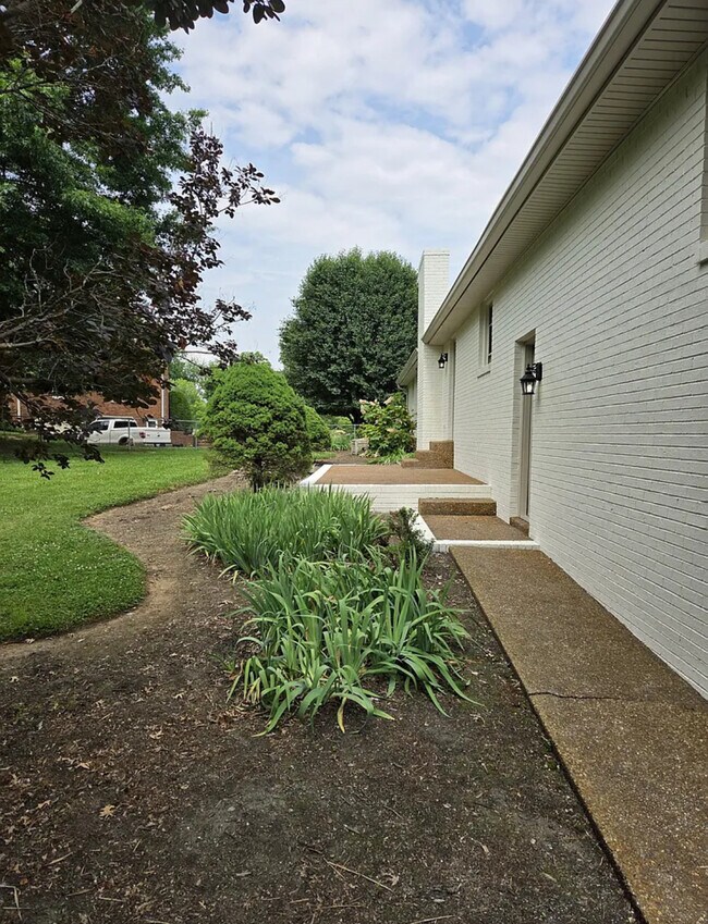 Building Photo - 128 Due W Dr