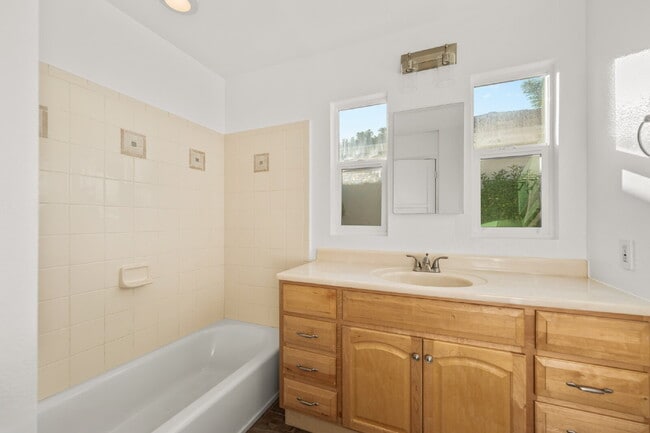 Building Photo - "Charming 2-Bedroom Retreat on Douglas Ave...