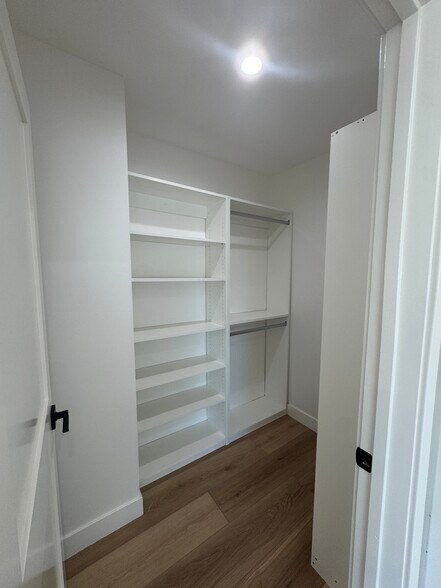 Building Photo - 5436 1/2 Kester Ave