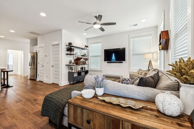 Building Photo - 420 Creative Way