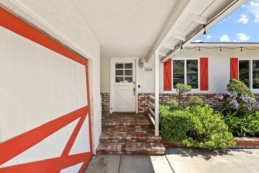 Building Photo - 1024 Hamline Pl