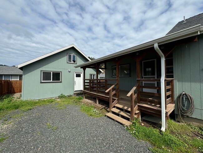 Building Photo - 3 bedroom house with a guest house