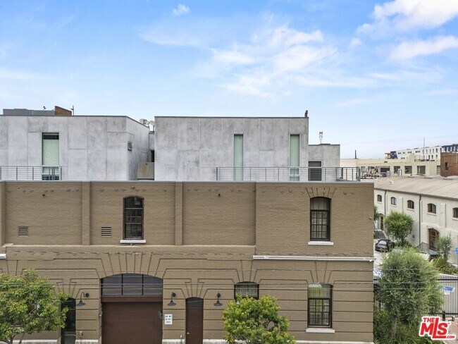 Building Photo - 940 E 2nd St