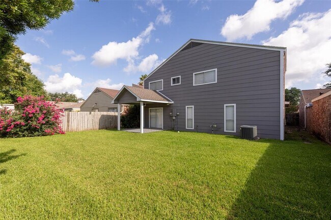 Building Photo - 11111 Midhurst Dr