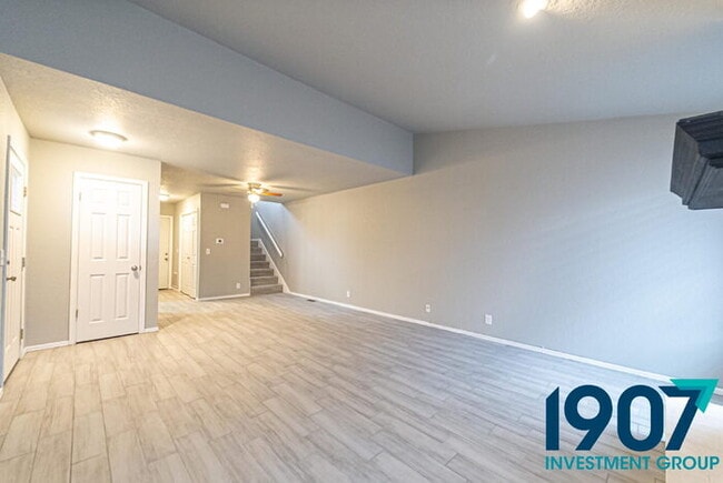 Building Photo - Updated 2-Bed, 1.5-Bath Townhome in NW Nor...