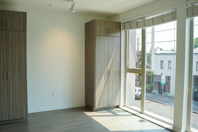 Building Photo - FREE RENT! Sellwood: Modern Light & Bright...