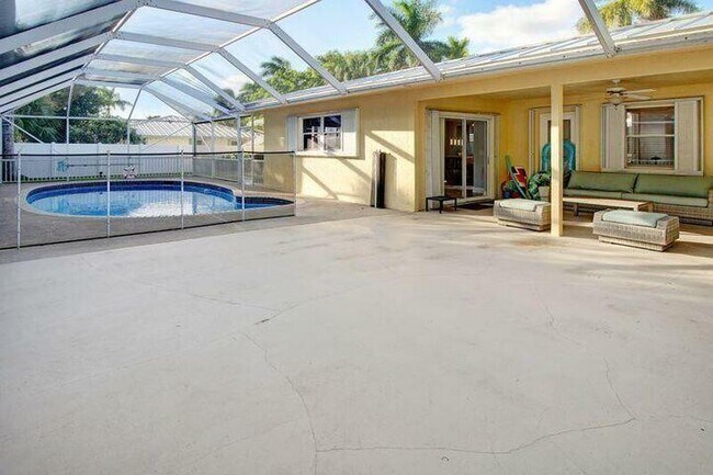 Building Photo - 120 E Park Ln