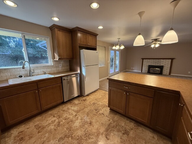 Building Photo - Spacious 4-Bedroom Retreat in Renton Available!