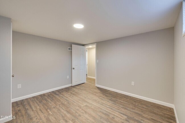 Building Photo - 336 W Ln St