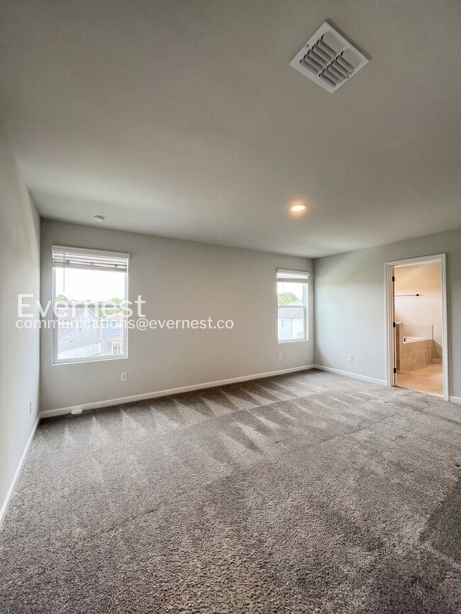 Building Photo - 4 Bed/3 Bath Home with Fenced Yard / Pet-Friendly / Available Now!