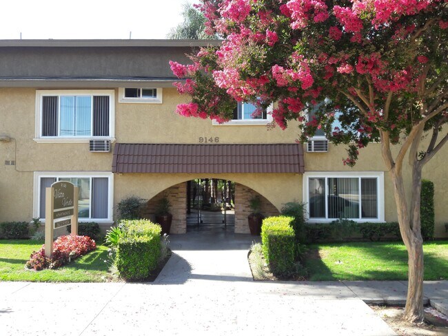 Building Photo - 9146 Somerset Blvd