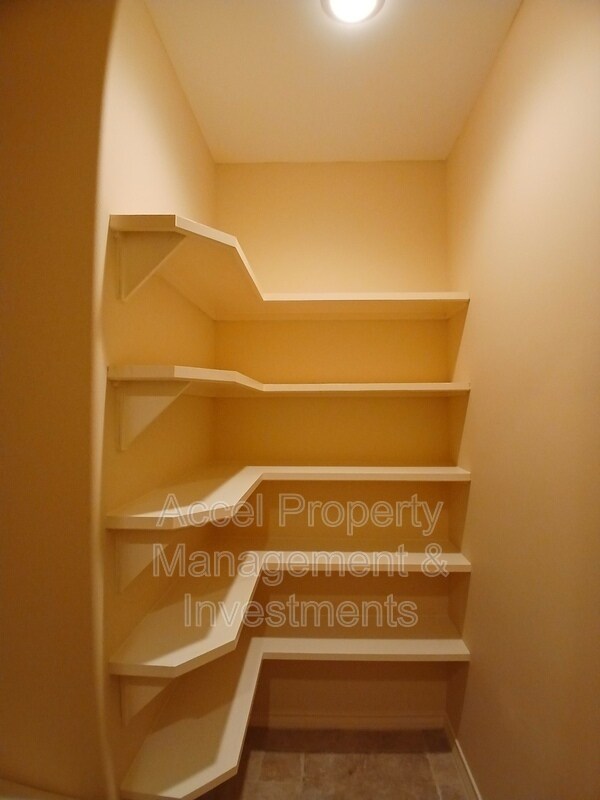 Building Photo - 2423 W Hampton Ave