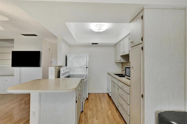 Building Photo - 650 Pinellas Point Dr S