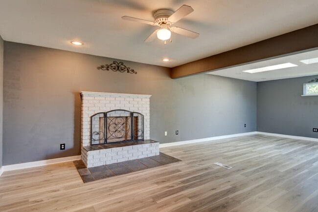 Building Photo - 3 Bedroom 2 Bath Single Story Home - Fenced Backyard