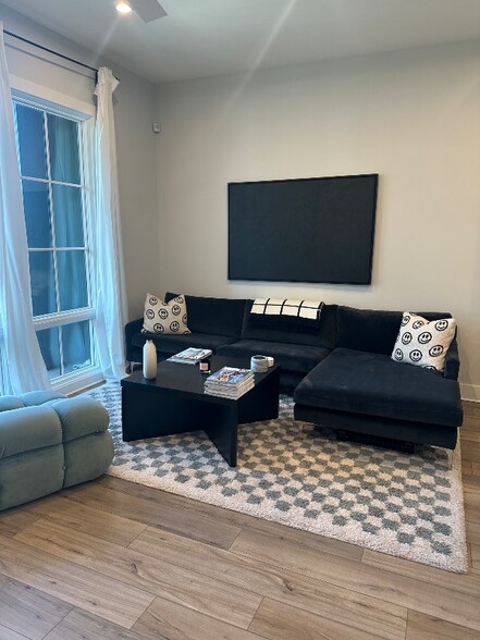 Building Photo - 1296 Longreen Ter NW