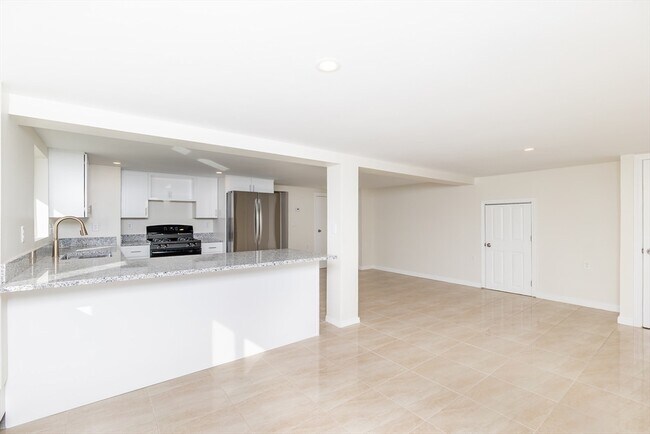 Building Photo - 53 St Germain St