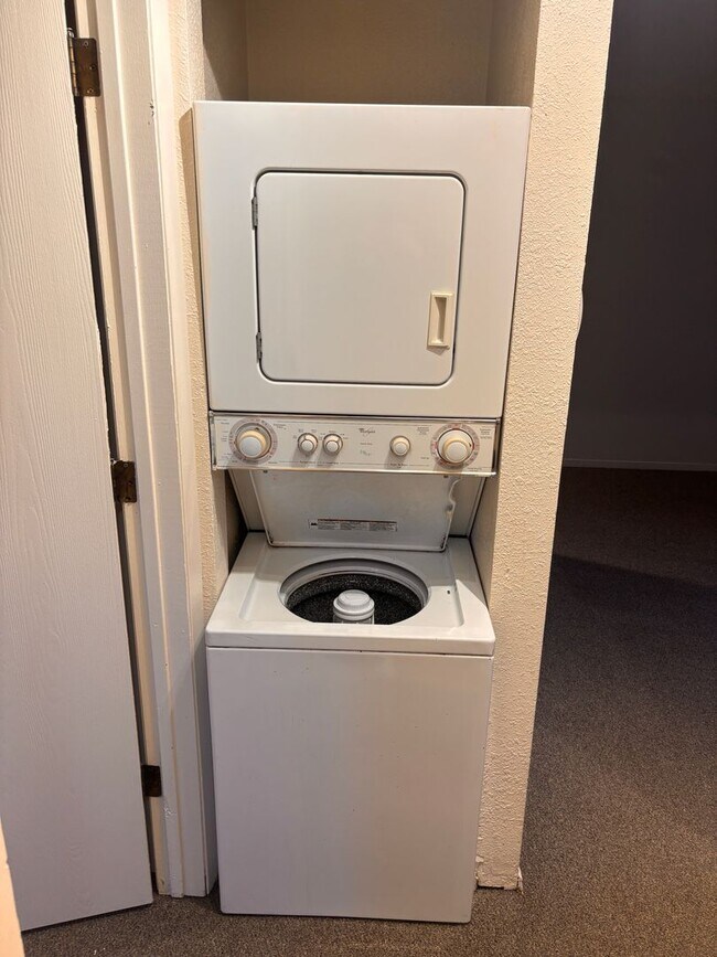 Building Photo - South Anchorage 2 Bed/1 Bath Condo!