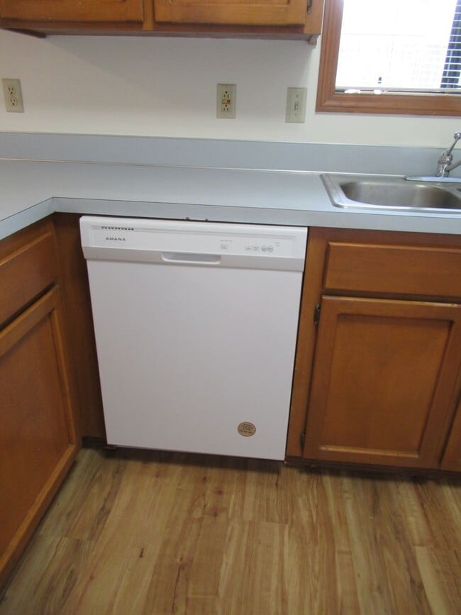Building Photo - Large Three Bedroom in South Salem!