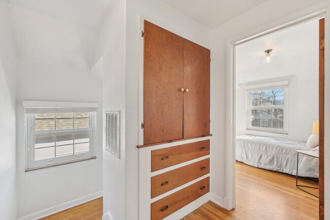 Building Photo - 909 S Roosevelt Ave