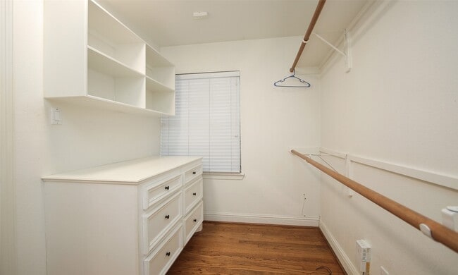 Building Photo - 4809 Saxon St