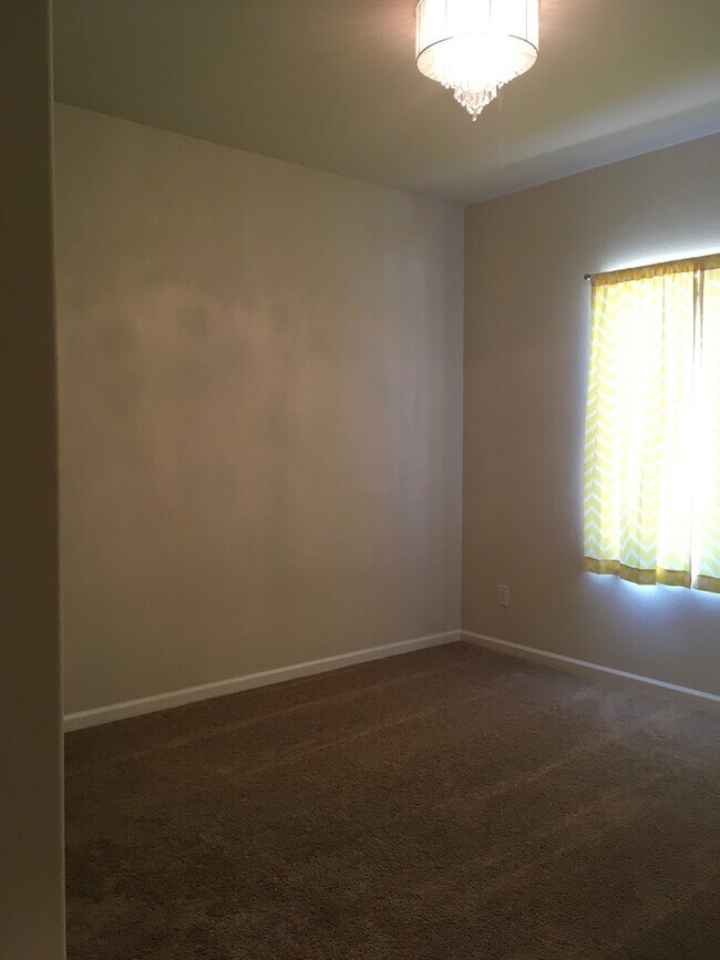Building Photo - This immaculate single story 4Bedrooms, 2....