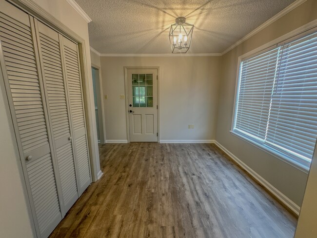 Building Photo - 2224 S Sherwood Dr