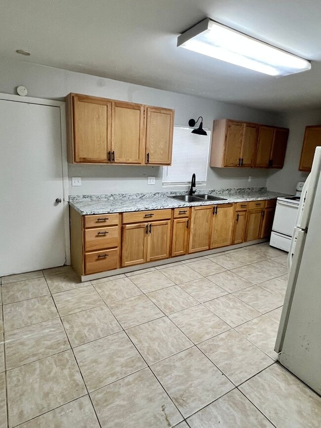 Building Photo - 2 BEDROOM 1 BATH SINGLE FAMILY HOME WITH A SEPARATE DEN (POSSIBLE 3RD BEDROOM)