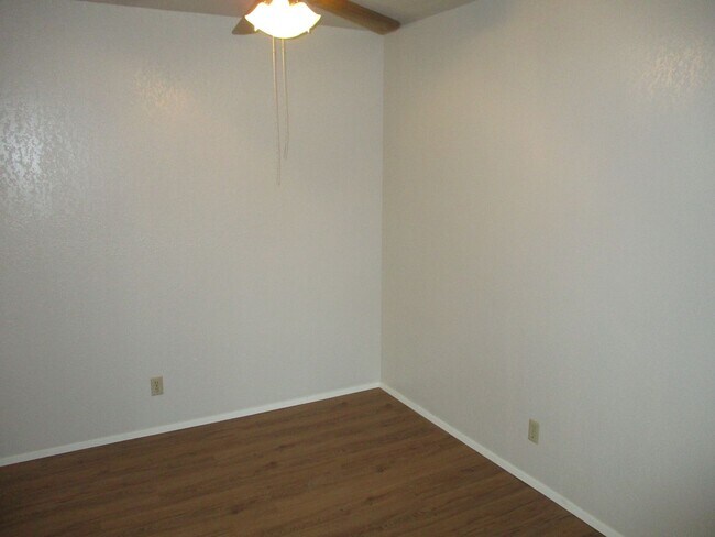 Building Photo - 1-2
