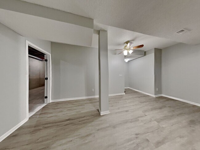 Building Photo - Charming 4-Bed Home in Kansas City with Garage Parking