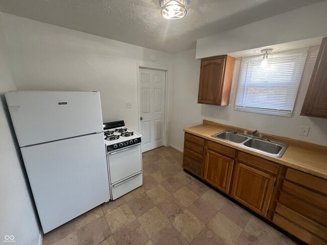 Building Photo - 702 W 23rd St