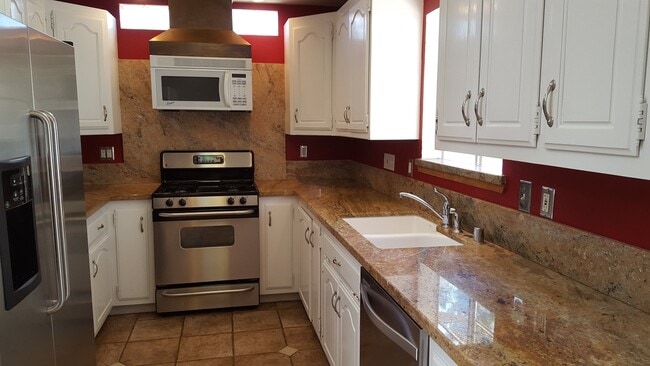 Building Photo - Updated 3 Bedroom, 3 Bathroom Garden House...