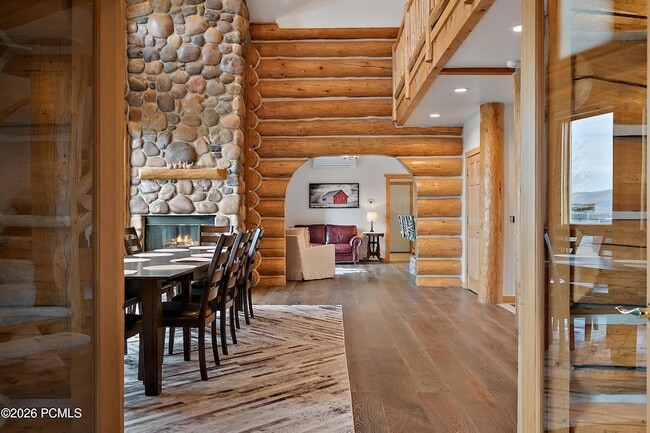 Building Photo - 948 S Foothill Dr