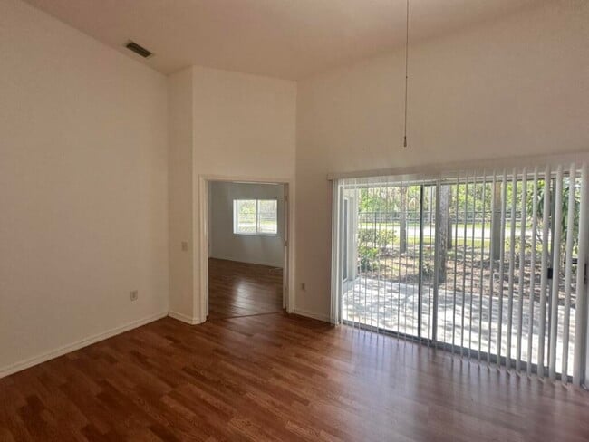 Building Photo - 220 Crestwood Cir