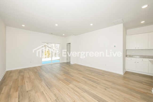 Building Photo - 2476 Lennox Rd SE