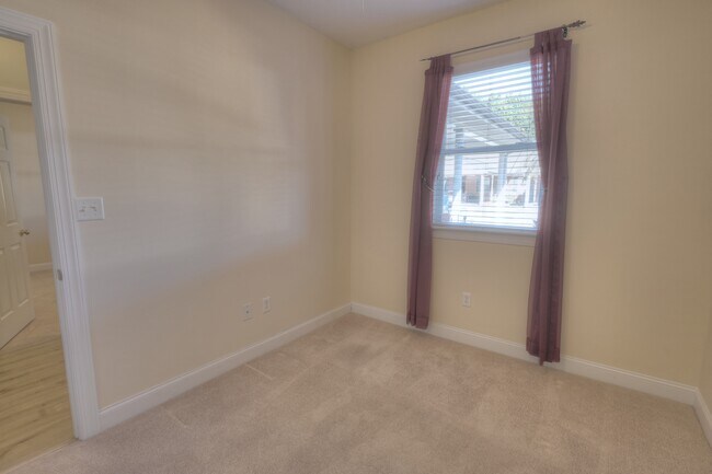 Building Photo - 6260 Alyssum Pl