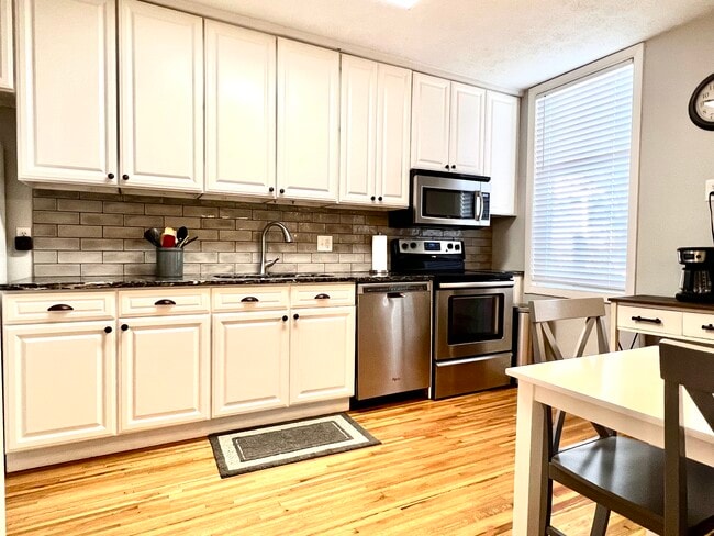 Building Photo - 404 N Benton Ave