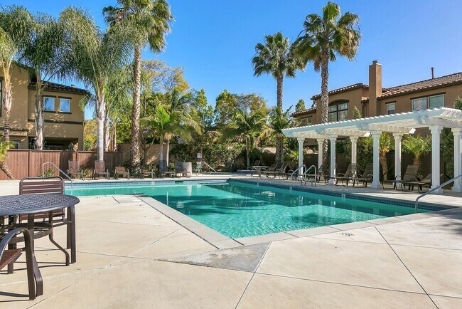 Building Photo - 4BR/2.5BA Townhouse with a view